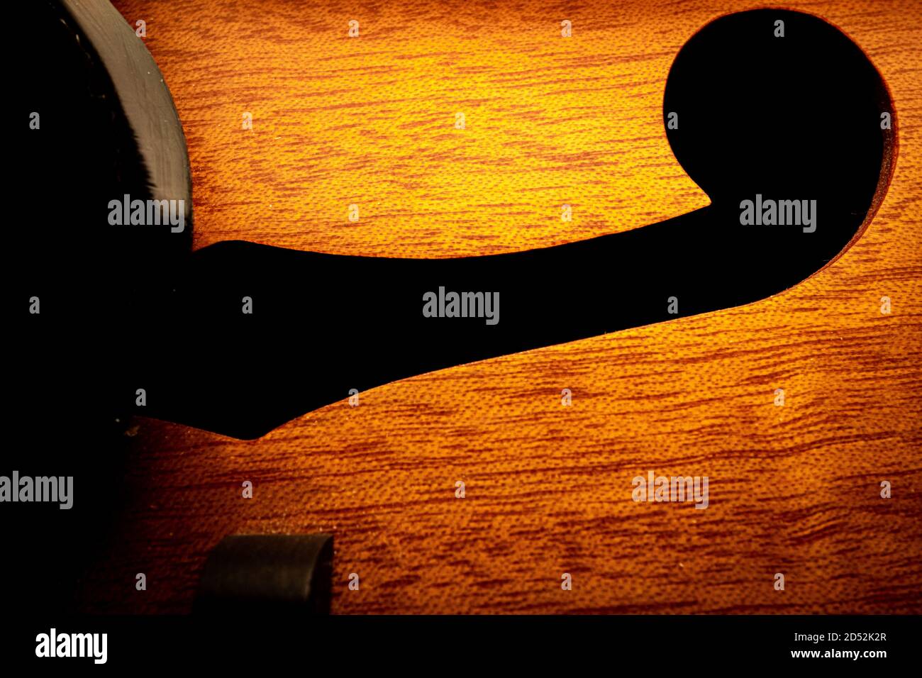 Makroaufnahme von Körper und f-förmigen Halt auf Mandoline Stockfoto