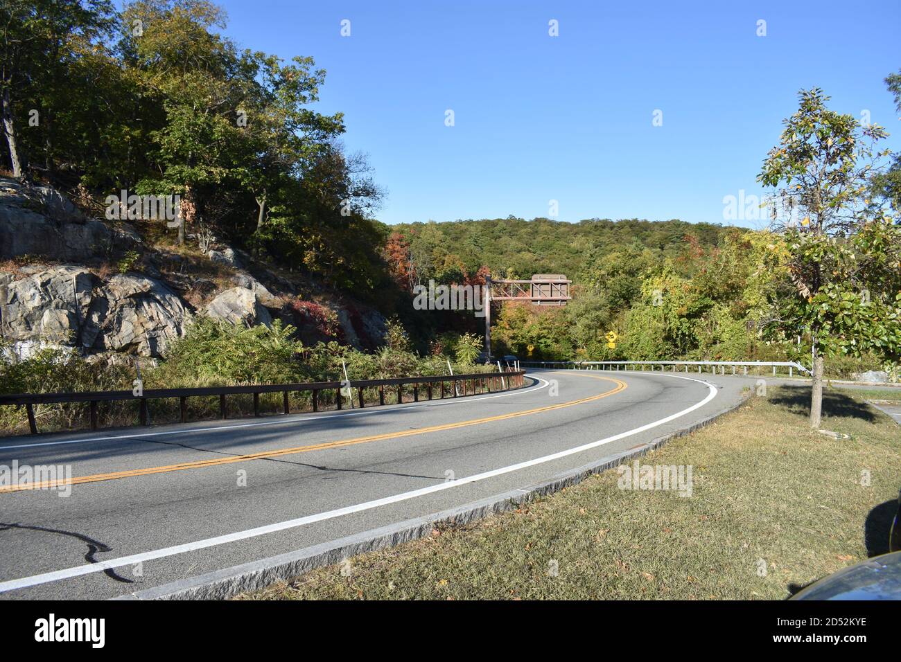 Malerische Aussicht auf kurvenreiche Straße und felsige Hügel von Manitou Mountain Lookout Point -02 Stockfoto