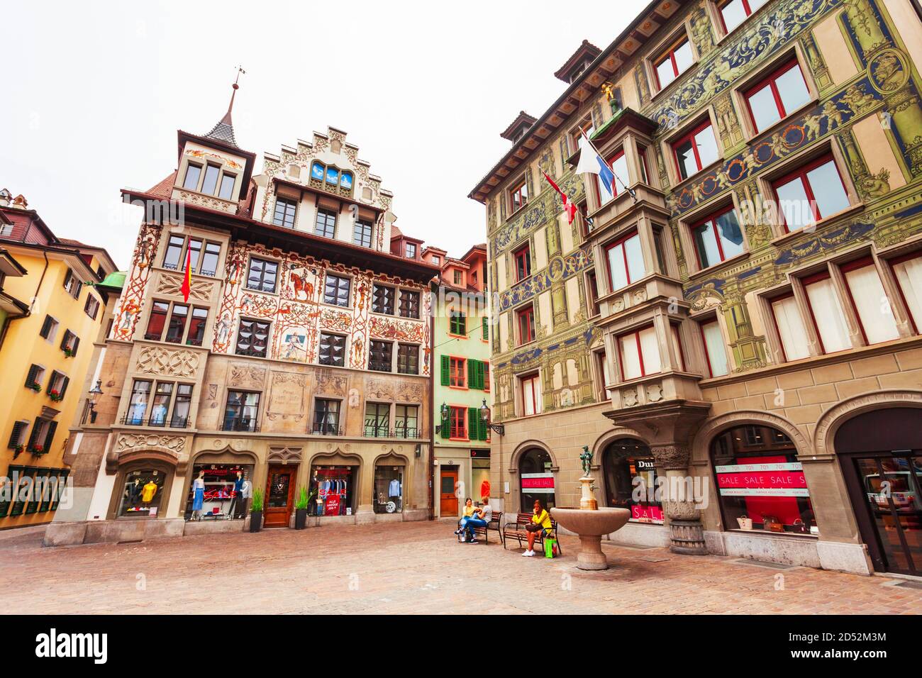 LUZERN, SCHWEIZ - 11. JULI 2019: Der Hirschenplatz ist ein Hauptplatz in Luzern. Luzern oder Luzern ist eine Stadt in der Zentralschweiz. Stockfoto