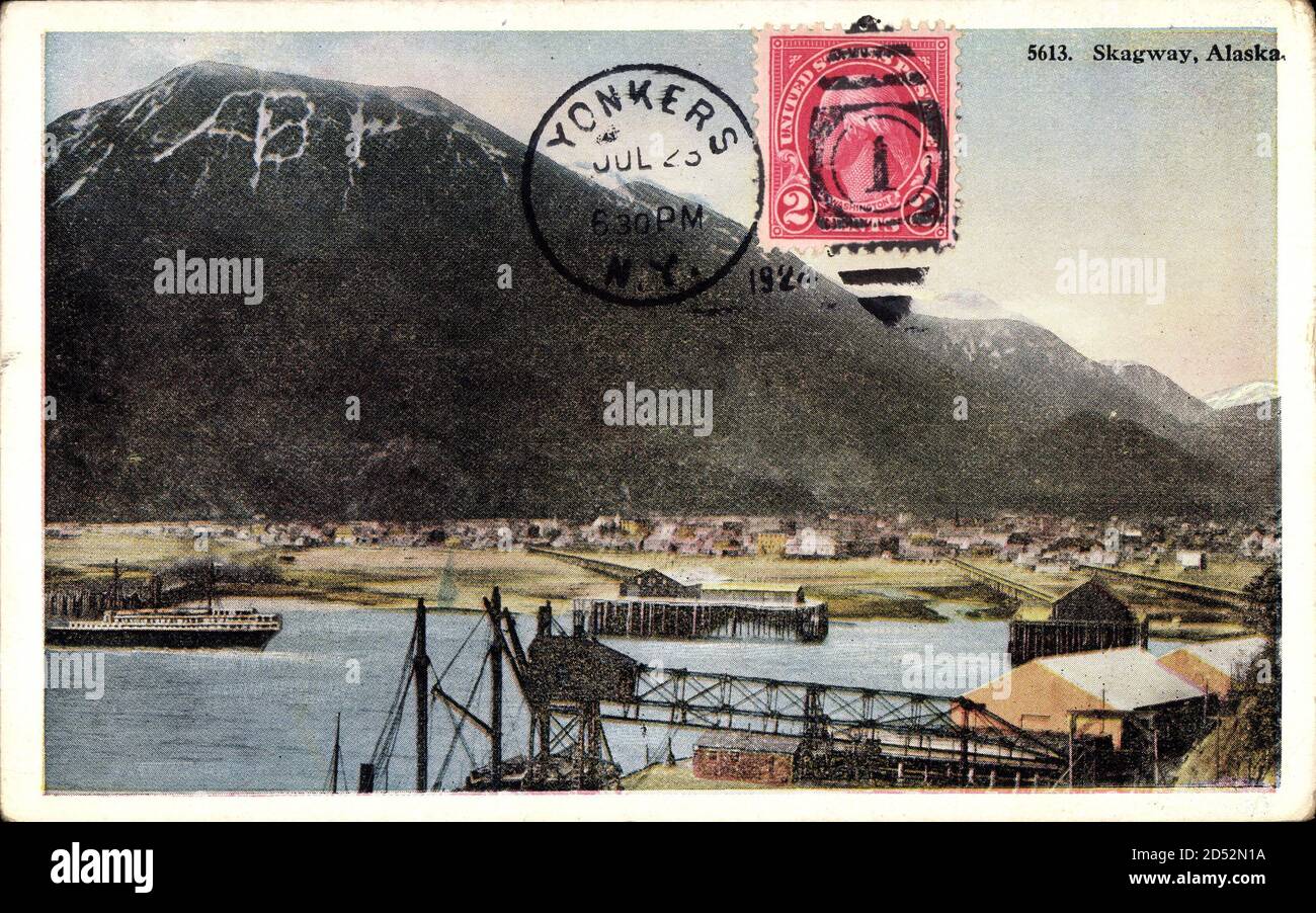 Skagway Alaska USA, Blick auf den Ort, Gebirge, Hafenkran, Dampfschiff weltweit im Einsatz Stockfoto
