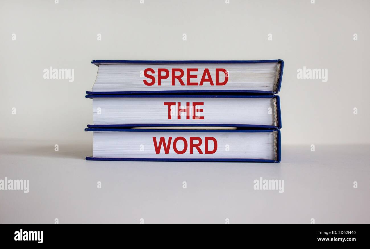 Bücher mit Text "Save your Business" auf schönen Holztisch. Weißer Hintergrund. Geschäftskonzept. Speicherplatz kopieren. Stockfoto