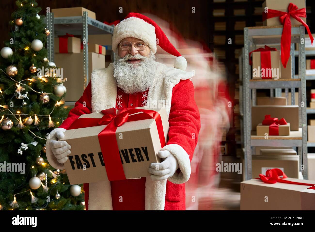 Happy Santa in Unschärfe Bewegung halten präsent, schnelle Weihnachten Lieferung, Weihnachtshush. Stockfoto