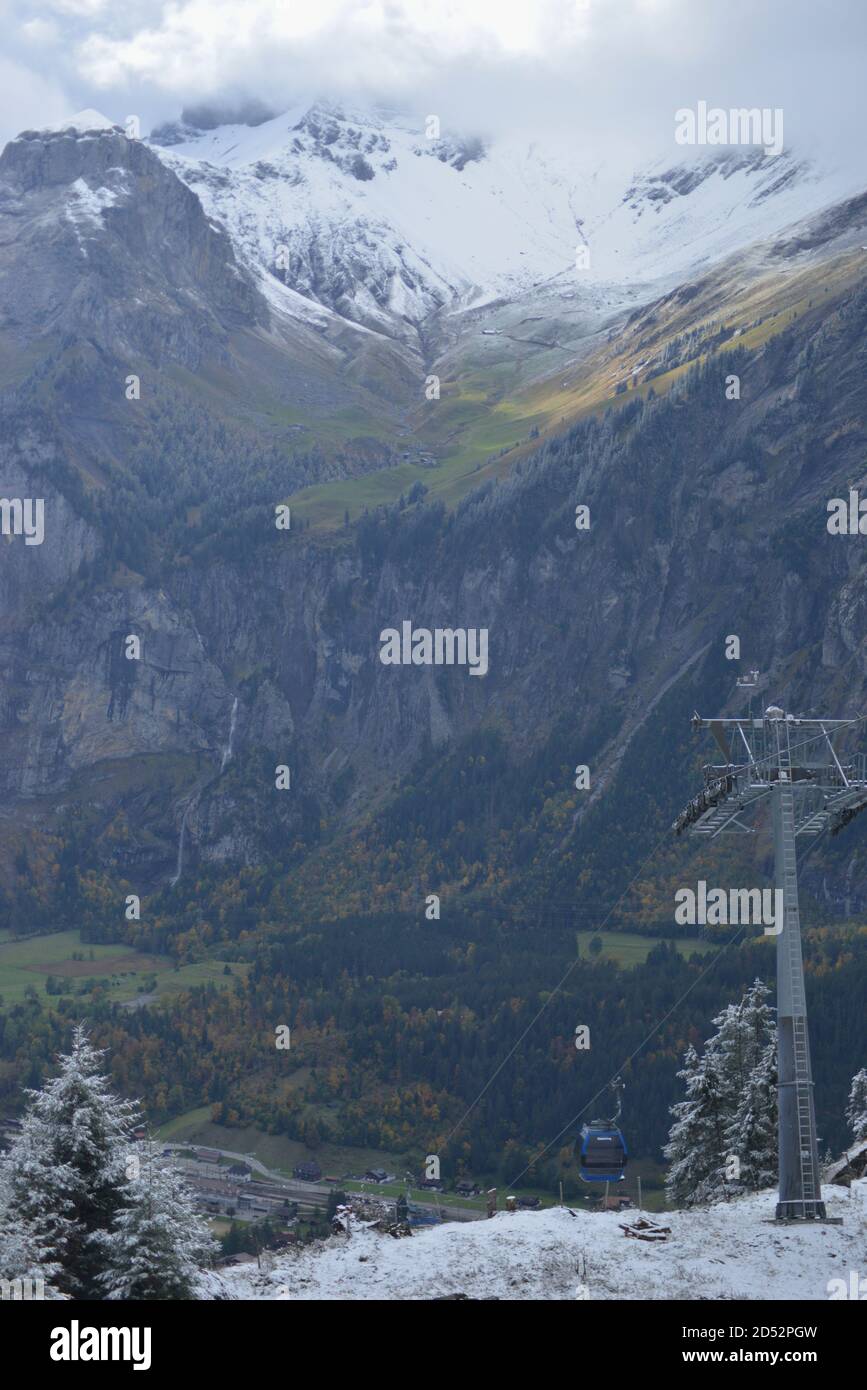 Blick auf Kandersteg und zunächst auf dem Weg zum Oeschinensee ein traumhafter Blick mit einem Gefühl von Freiheit in den schweizer alpen im Kanton Bern Stockfoto