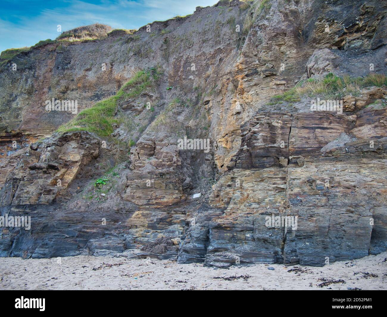 Erodierte Schlammsteinfelsen in Runswick Bay in North Yorkshire, Großbritannien - Teil der Whitby-Schlammsteinformation - Sedimentgestein Stockfoto