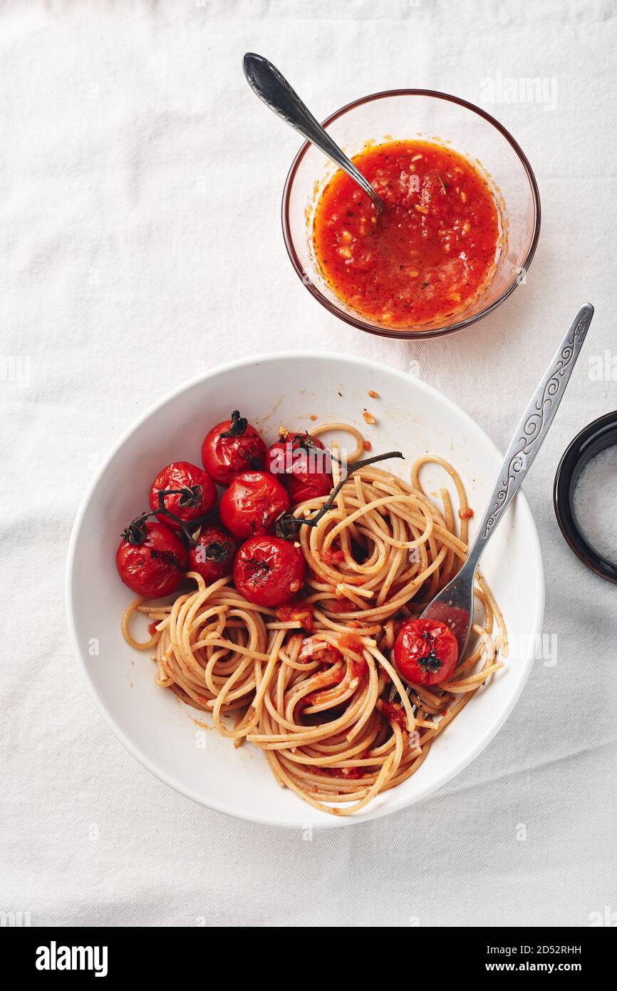 Spaghetti mit Tomatensauce und gerösteten Kirschtomaten. Stockfoto