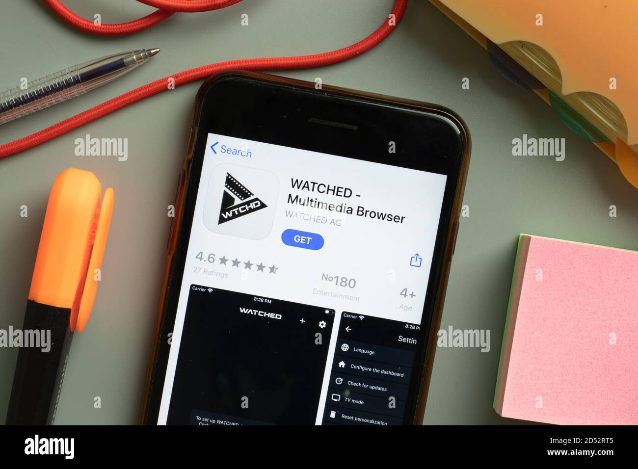 New York, USA - 29. September 2020: BEOBACHTETE Multimedia-Browser mobile App-Logo auf dem Handy-Bildschirm Nahaufnahme, illustrative Editorial Stockfoto