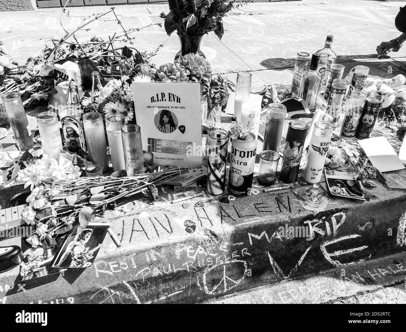 Pasadena, Ca. Oktober 2020. Van Halen Fans erinnern sich an den legendären Gitarristen Edward 'Eddie' Van Halen in seinem Elternhaus und auf seinem Stampfgelände in Pasadena, CA. Edward Van Halen starb am 10/6/20. 11. Oktober 2020. Kredit: Kevin Estrada/Media Punch/Alamy Live Nachrichten Stockfoto