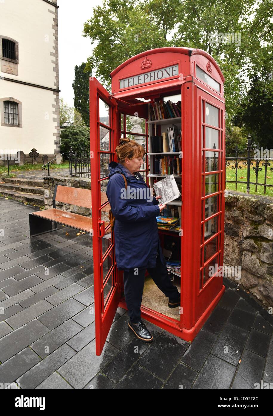 Rote britische Telefonbox, die als kostenlose Bücherei in Linz, Deutschland, Stockfoto