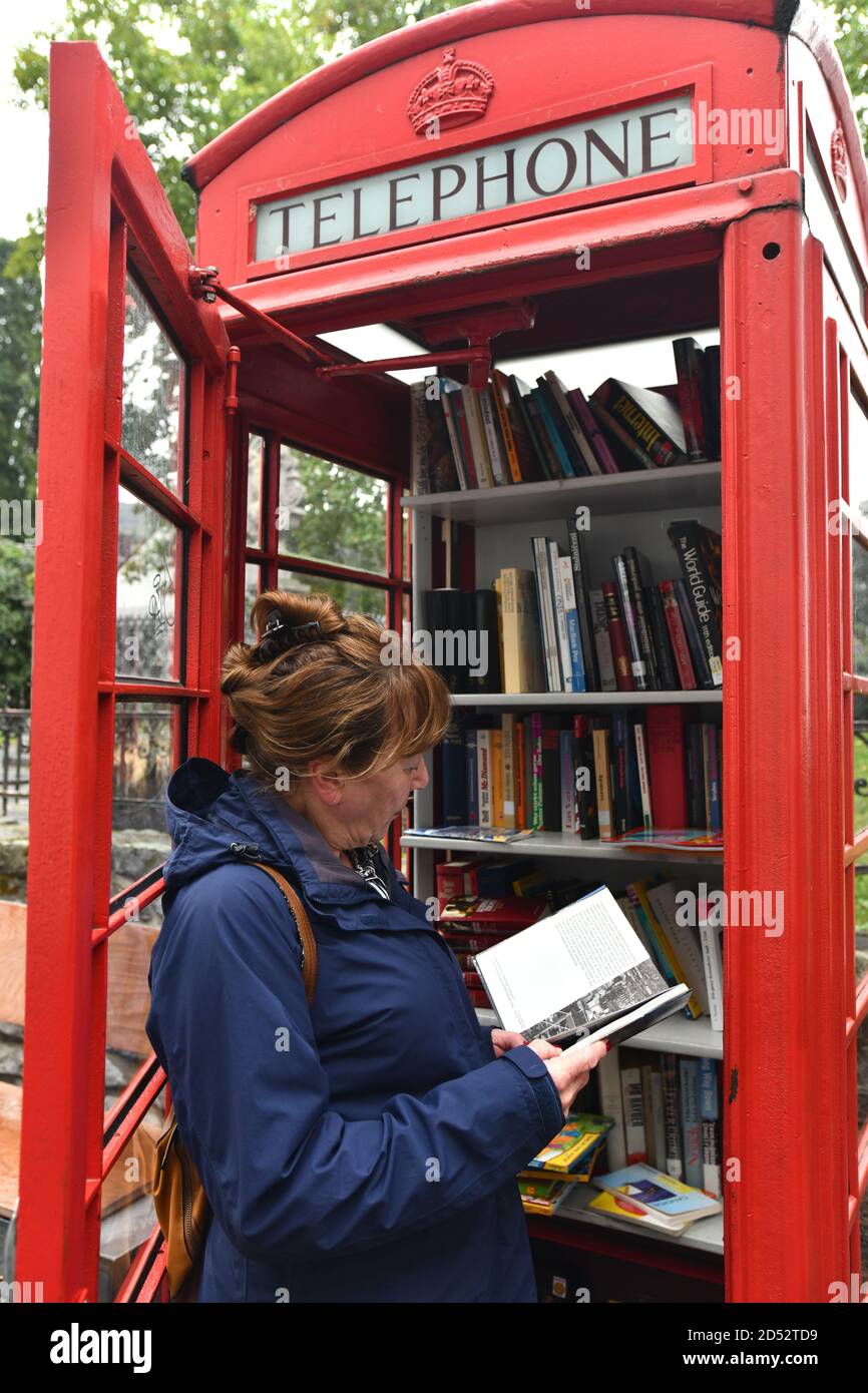 Rote britische Telefonbox, die als kostenlose Bücherei in Linz, Deutschland, Stockfoto