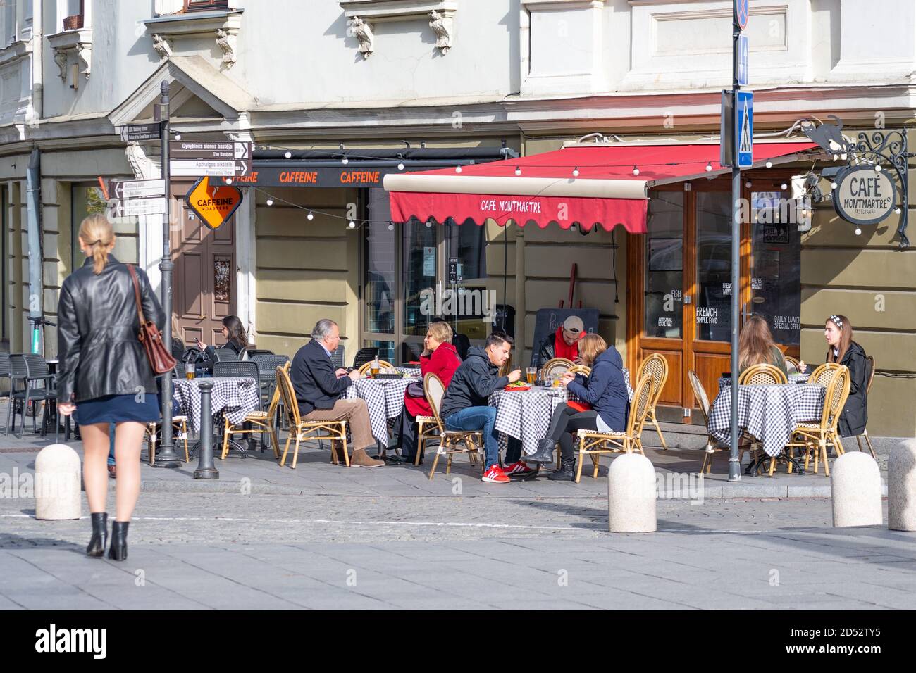 Café im Freien, Bar oder Restaurant mit Gästen an den Tischen während des Covid- oder Coronavirus-Ausbruchs Stockfoto