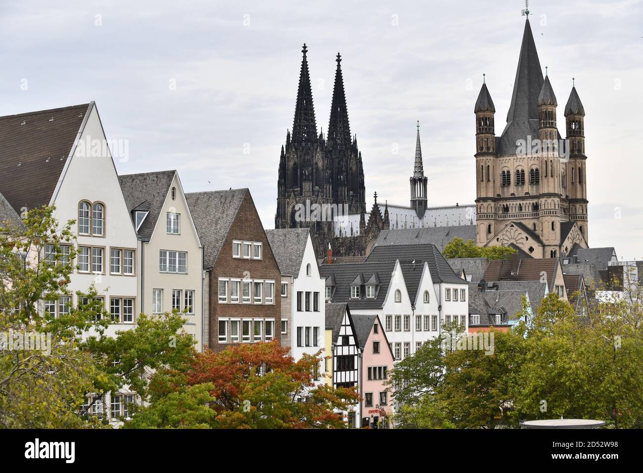 Köln, Deutschland, 2020. Die alten Stadthäuser mit dem Dom in der Ferne Köln Stockfoto