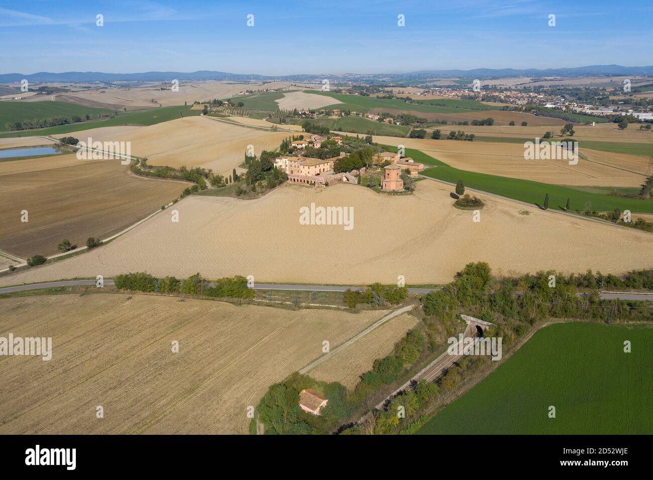 Luftpanorama des Weilers der mittelalterlichen Stadt Lucignano d'Arbia, Toskana Italien Stockfoto