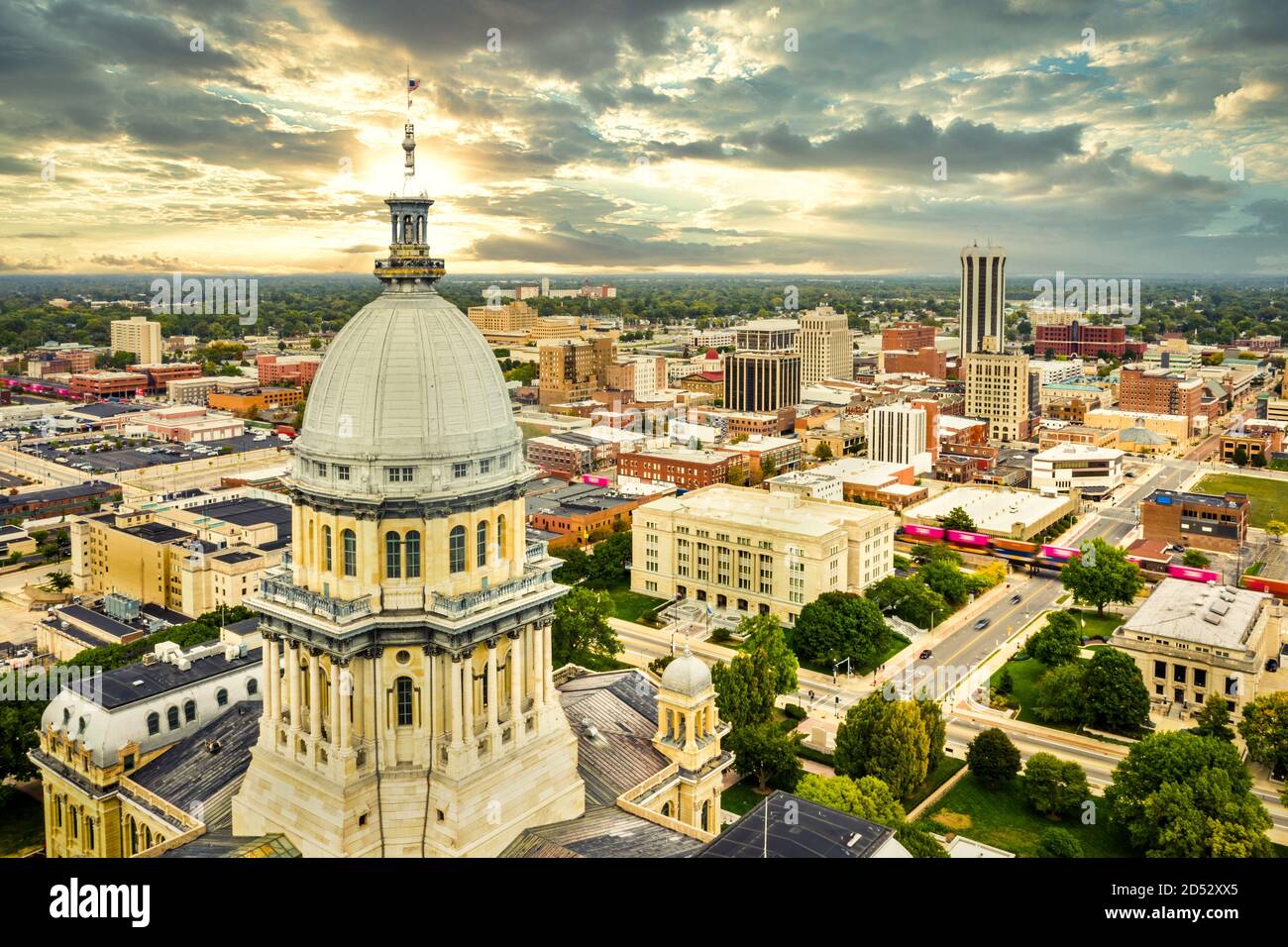 Illinois State Capitol und Springfield Skyline bei Sonnenuntergang. Stockfoto