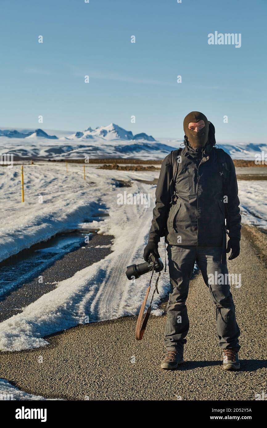 Die Reise beginnt dort, wo die Straße endet. Verschneite Länder in Island Stockfoto