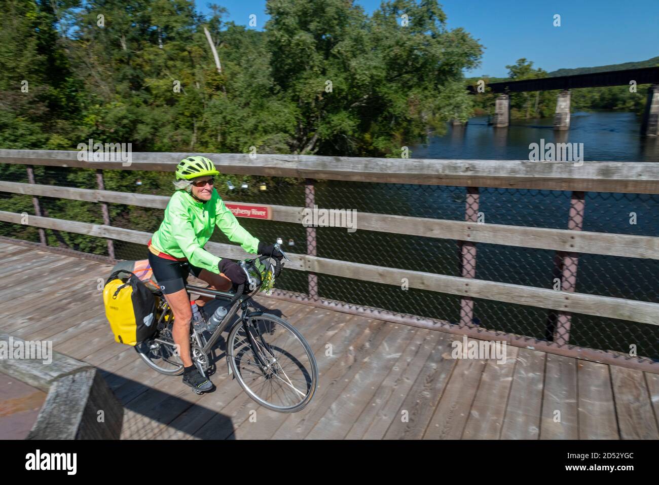 Confluence, Pennsylvania - EIN älterer Fahrradfahrer, der auf dem Great Allegheny Passage Trail nach Washington, D.C. fährt, überquert den Youghiogheny Ri Stockfoto