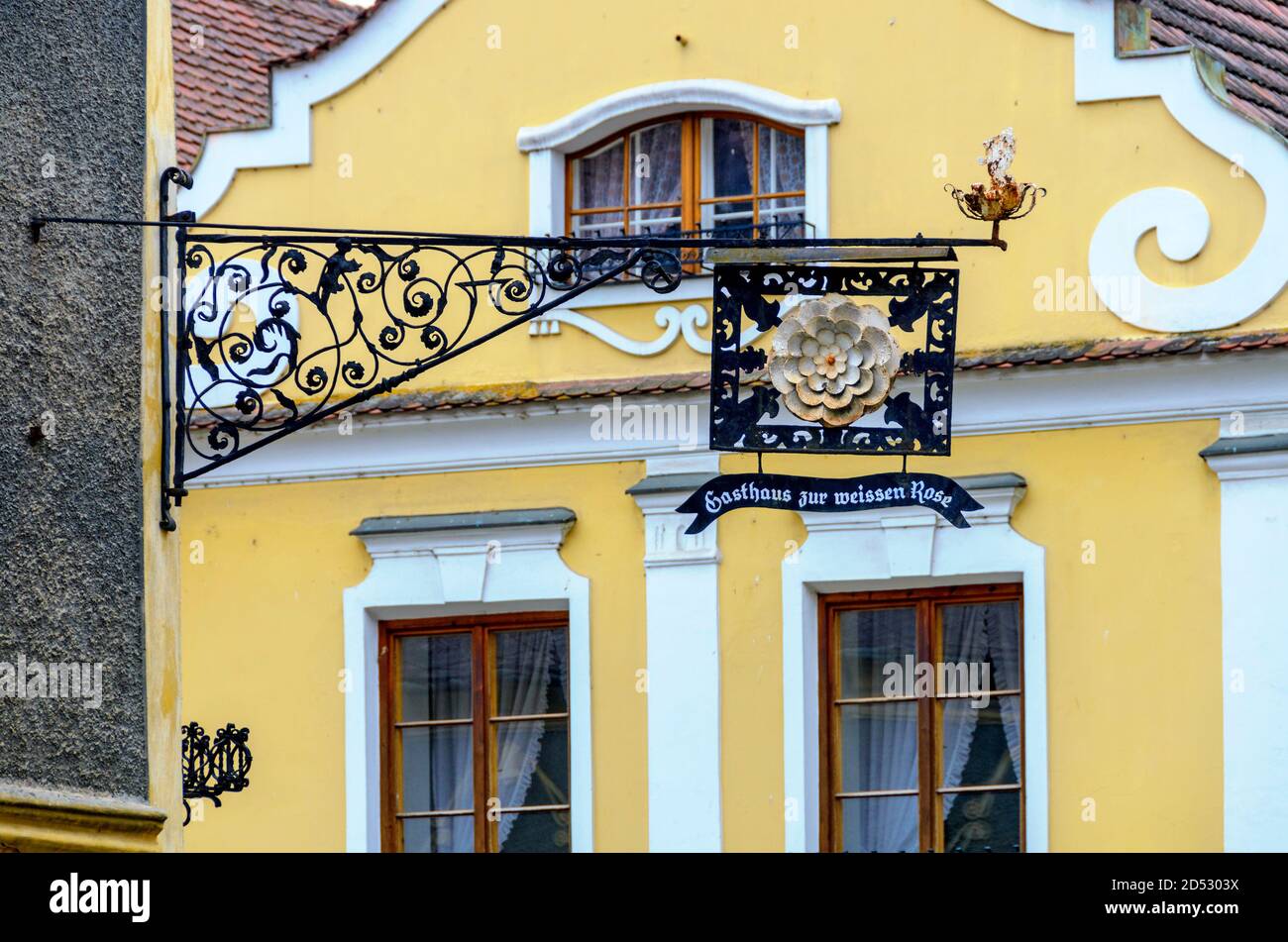 Altes Eisenhauszeichen des Wirtshauses zur Weißen Rose im Dorf Weissenkirchen im Danubevalley-Teil Wachau, Österreich Stockfoto