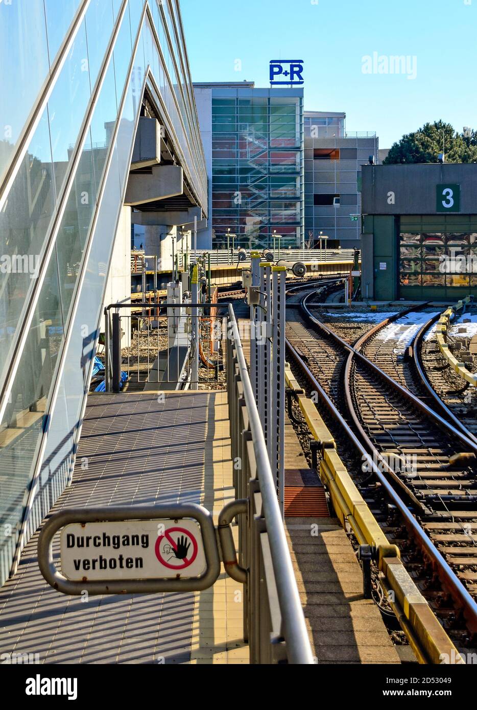 Verbotene Durchfahrt an der Endhaltestelle der U-Bahn und des Park and Ride-Gebäudes im Bezirk Huetteldorf in Wien, Österreich Stockfoto