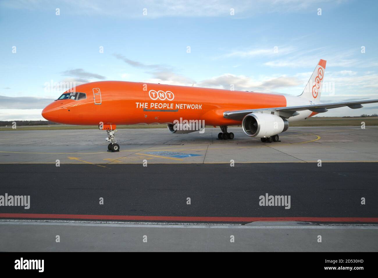 Cargo airliner auf dem Boden Stockfoto