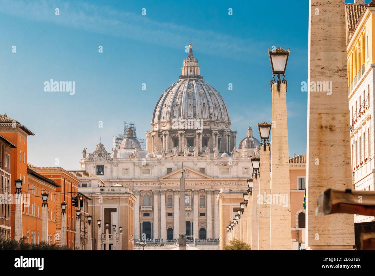 Rom, Italien. Petersplatz mit päpstlicher Basilika St. Peter im Vatikan Stockfoto