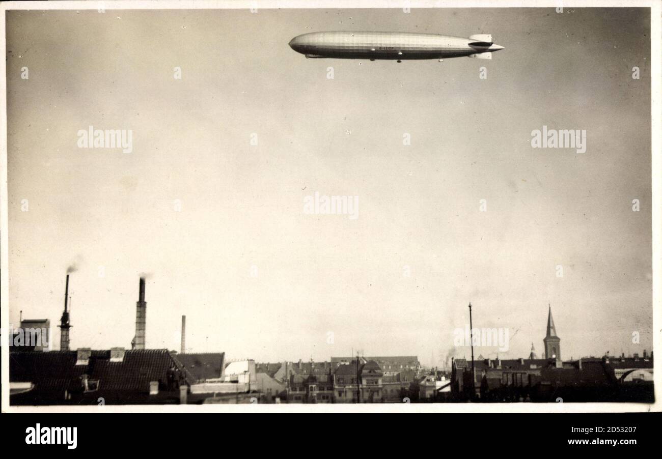 Zeppelin überfliegt einen Ort, LZ 127, Graf Zeppelin, Luftschiff Stockfoto