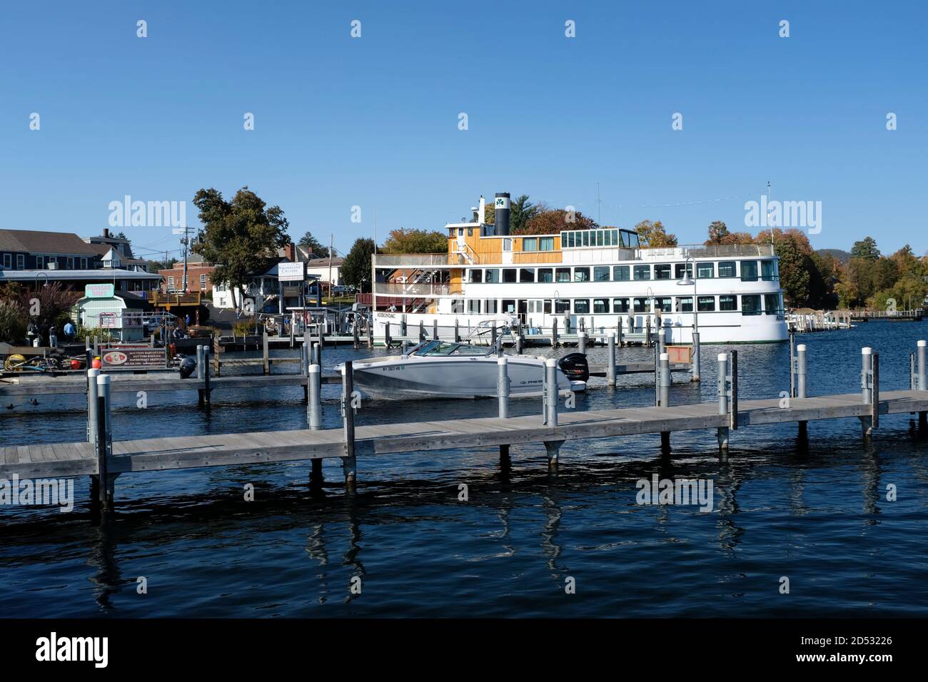 Blick auf Lake George, NY im Herbst Stockfoto
