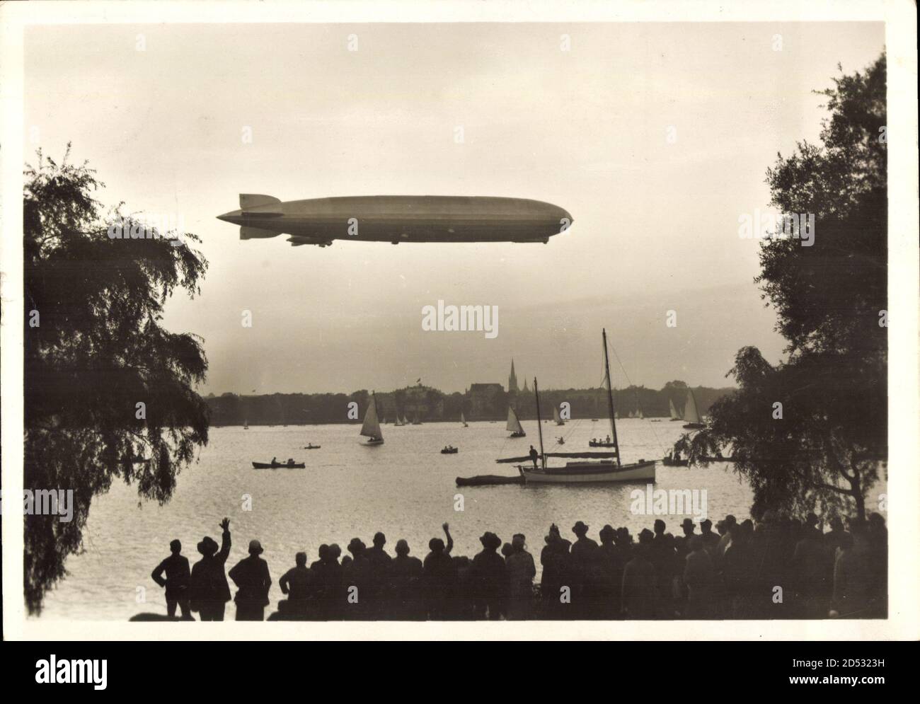 Hamburg, Graf Zeppelin über der Außenalster, LZ 127, Luftschiff, Zuschauer Stockfoto