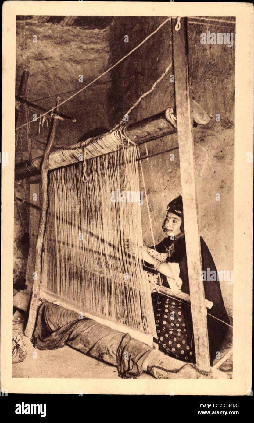 Algerien, Teppichweberin bei der Arbeit, Femme indigène au métier Stockfoto
