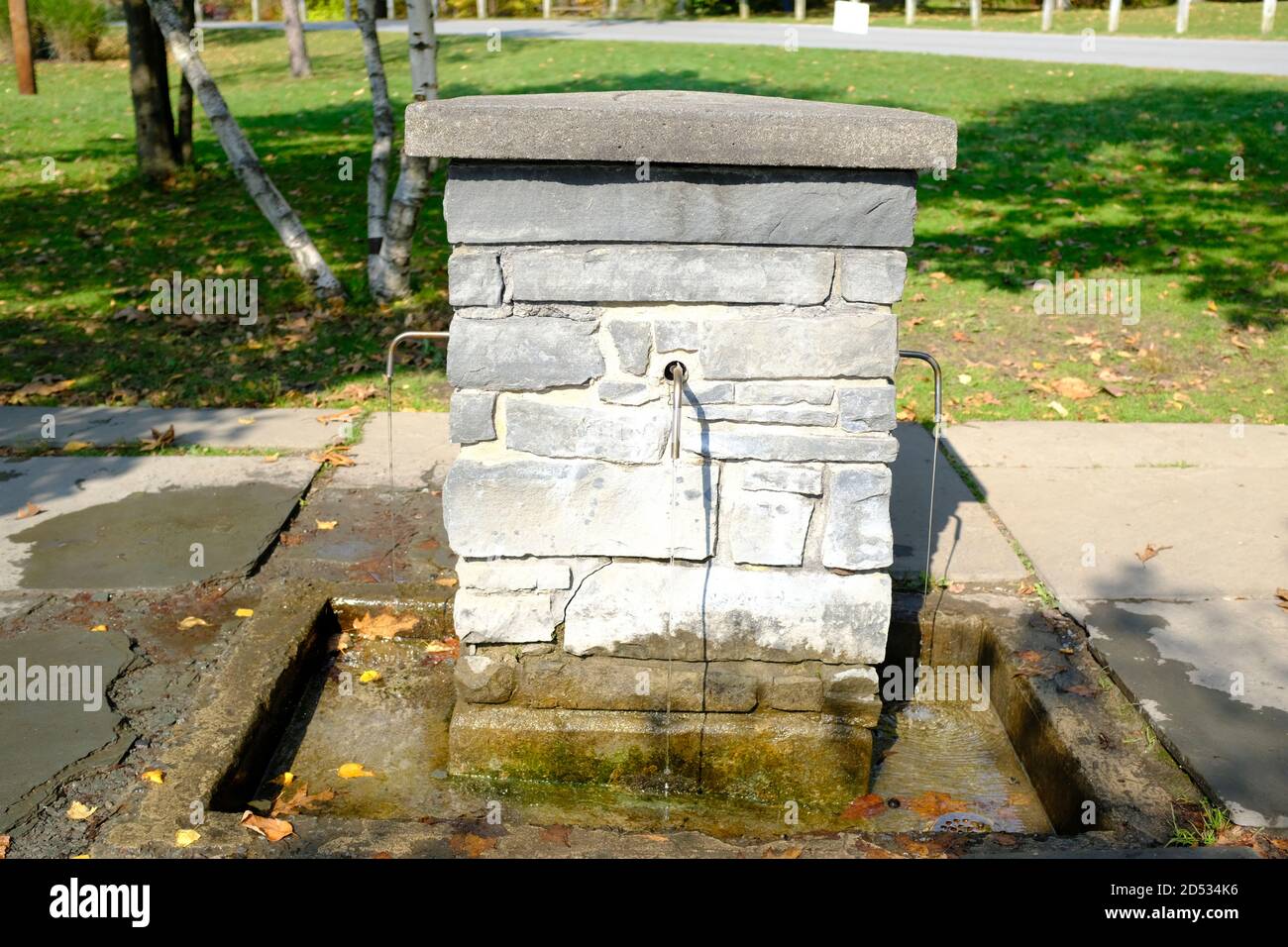 Eine Quelle im Saratoga Spa State Park in Saratoga Springs, New York Stockfoto