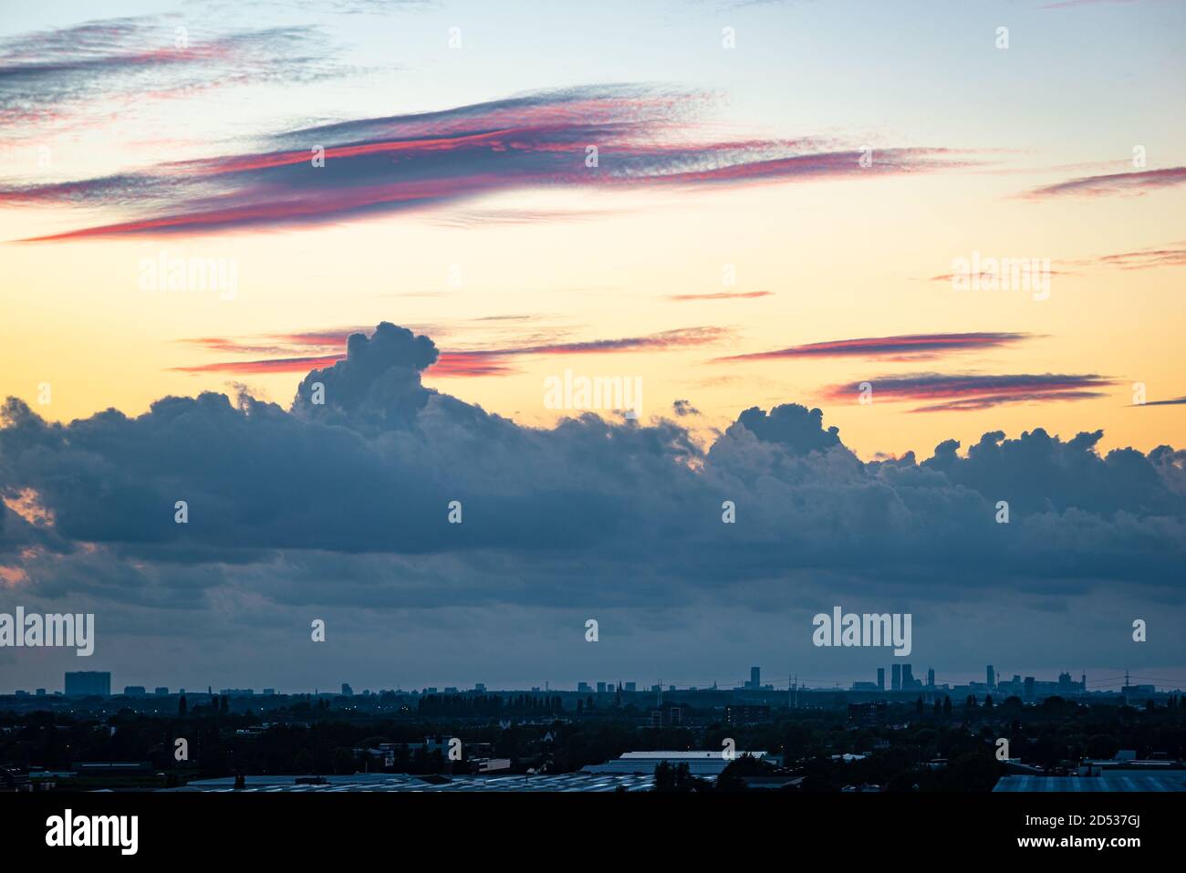 Violette und blaugraue Wolken über der Skyline von Den Haag, Niederlande Stockfoto