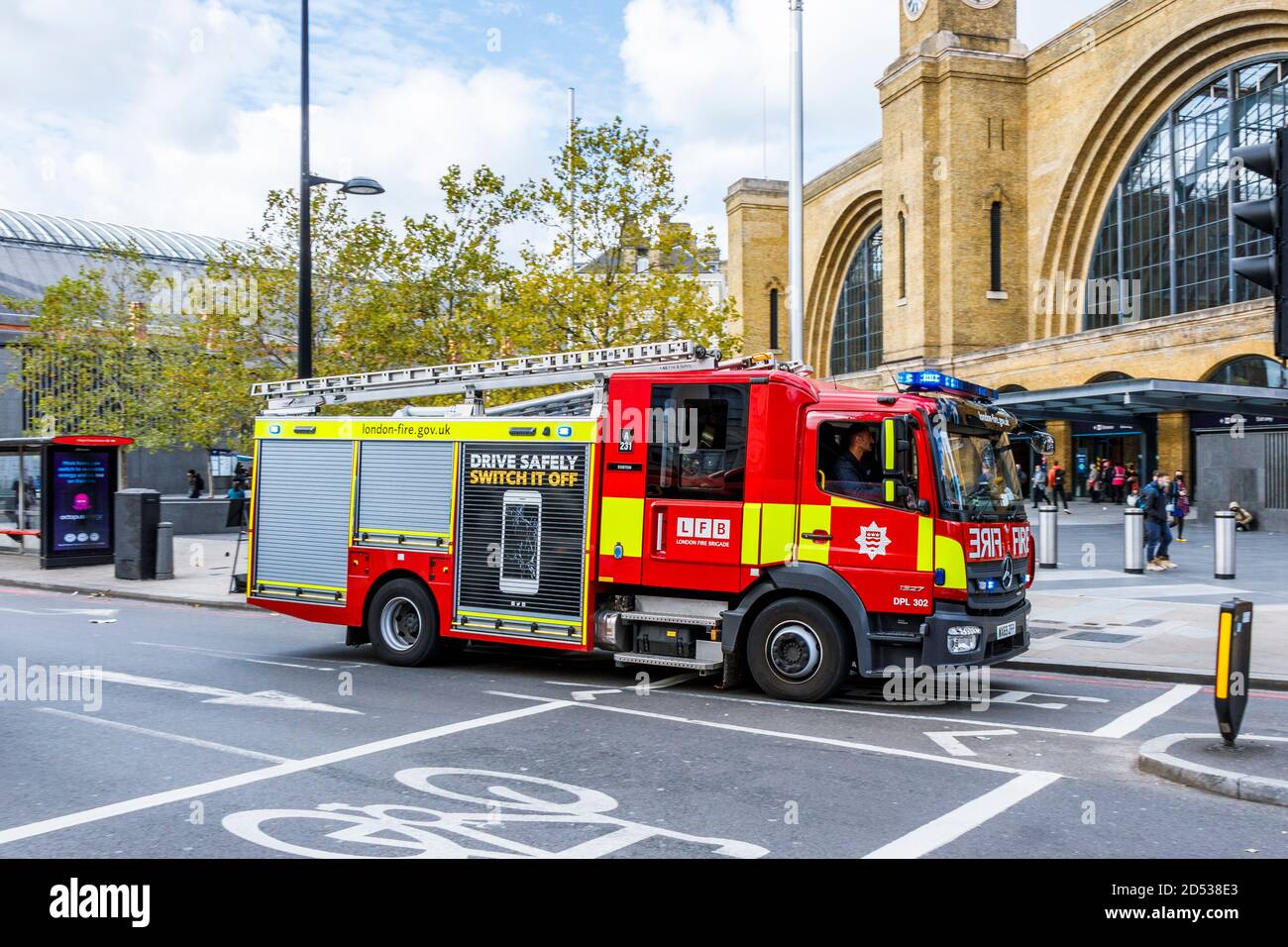 Ein Feuerwehrmotor der Londoner Feuerwehr vor der King's Cross Station, London, Großbritannien Stockfoto