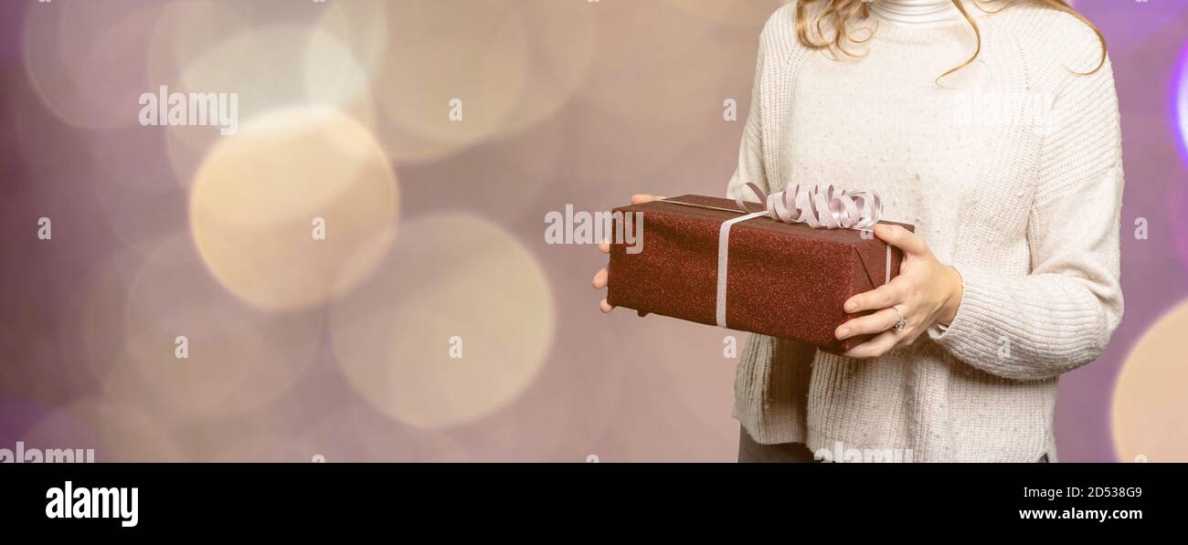 Nahaufnahme einer Frau hält ein Geschenk mit Text-frei Platz Stockfoto