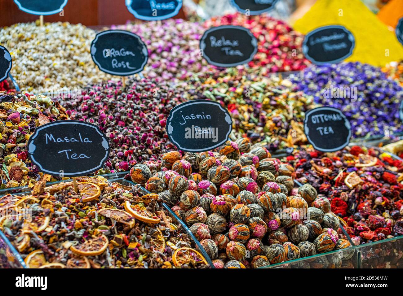 Verschiedene helle Farbpulver Gewürze und Obst Kräutertee und Getrocknetes Gemüse Stockfoto