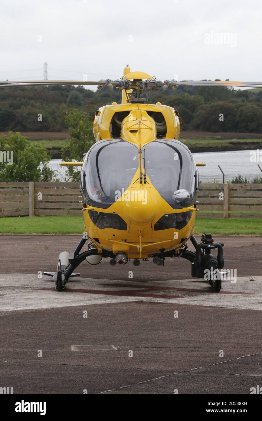 Clydebank, Schottland 23. September 2019 Airbus H145 Air Ambulance im Golden Jubliee Hospital, Clydebank. Die Air Ambulance-Flotte besteht aus zwei Hubschraubern und zwei festen Flügeln, die vollständig vom NHS finanziert werden. Auch die schottische Charity Air Ambulance (SCAA), die derzeit einen zusätzlichen Hubschrauber zur Verfügung stellt, hat eine Spendenaktion für ein zweites Flugzeug in Gang gesetzt. Im Durchschnitt reagiert SCAA jeden Tag auf einen zeitkritischen Notruf. Sie verlassen sich ausschließlich auf Spenden der Öffentlichkeit, da sie keine staatlichen Mittel erhalten. Stockfoto