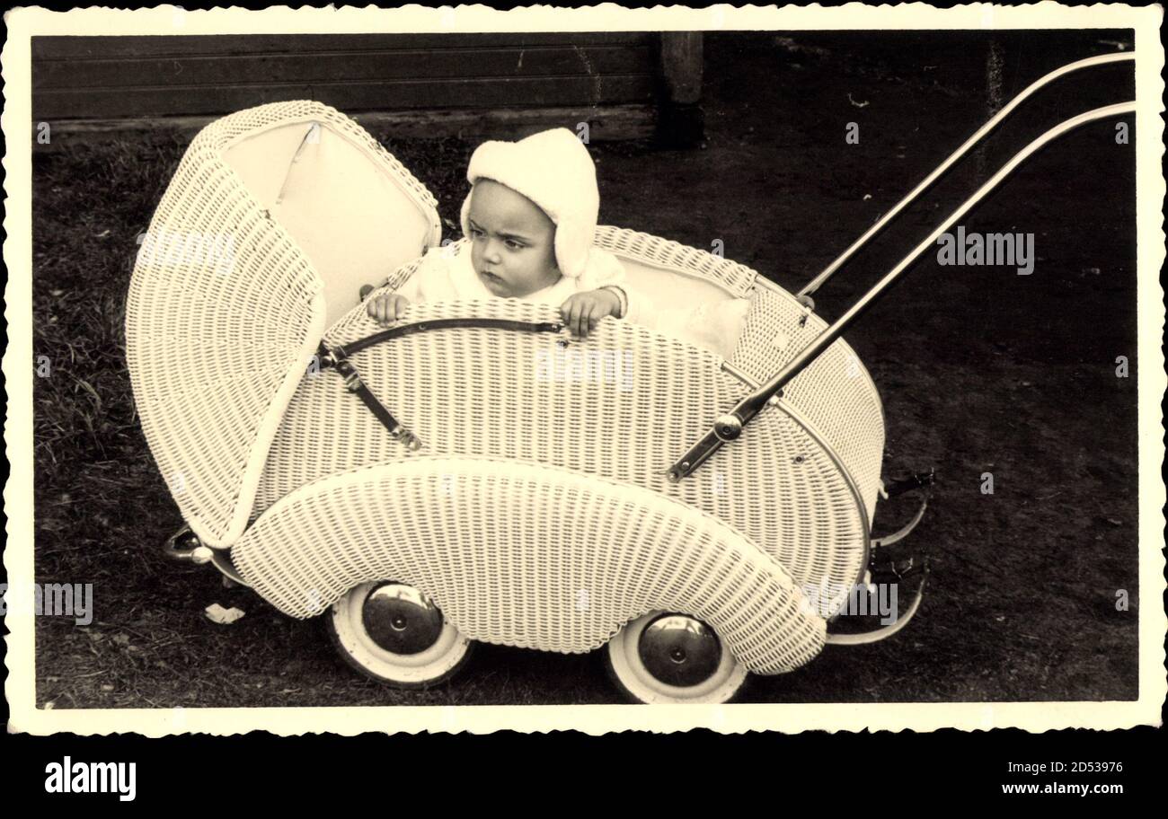 Kleinkind in einem modischen Kinderwagen mit Verdeck Stockfoto