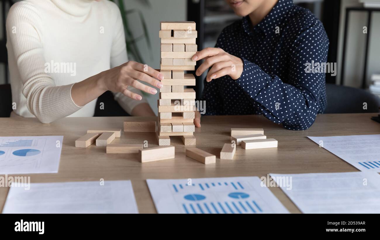 Nahaufnahme von weiblichen Kollegen spielen strategisches Spiel am Arbeitsplatz Stockfoto