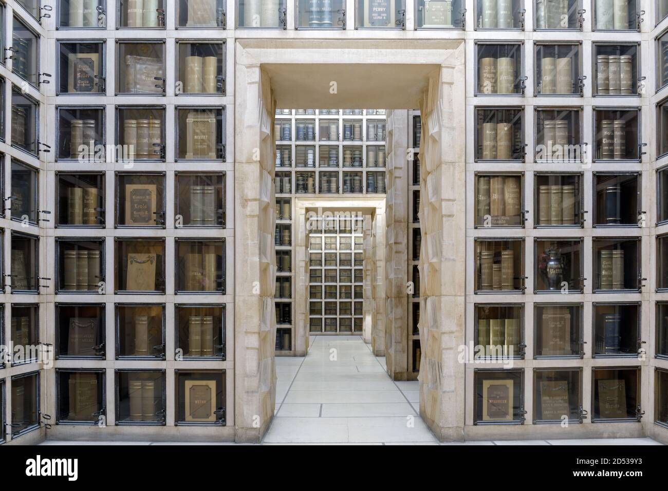 Nischen von Urnen in Columbarium in der Chimes-Kapelle Stockfoto