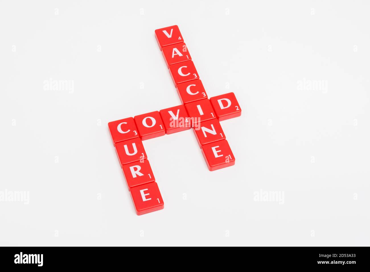 Kachelmatrix mit rotem Buchstaben für Covid 19, die Covid heilt, und Coronavirus/Covid-Impfstoff auf cremeweißem Hintergrund. Für den gefürchteten Covid 19. Stockfoto