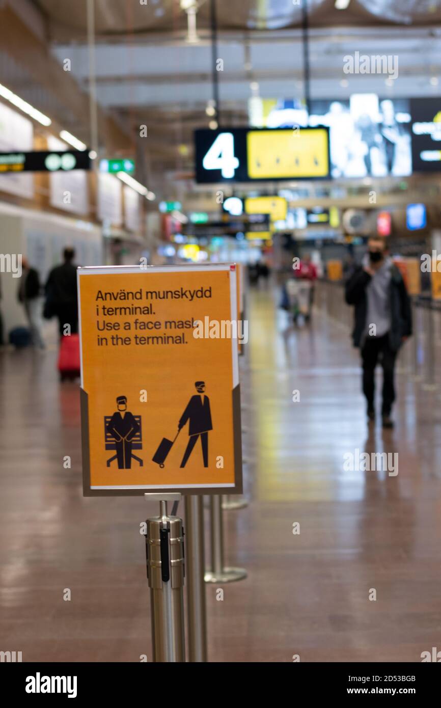 Tragen Sie ein Hinweisschild mit Gesichtsmaske im Abflugterminal des Flughafens Arlanda. Foto aufgenommen in Stockholm, Schweden Stockfoto