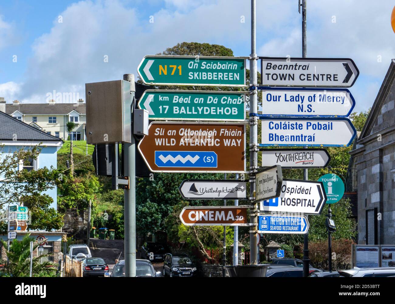 Ein Straßenschild in Bantry, County Cork, Irland mit Routenanweisungen zum Wild Atlantic Way, Ballydehob und Skibbereen und anderen Orten. Stockfoto