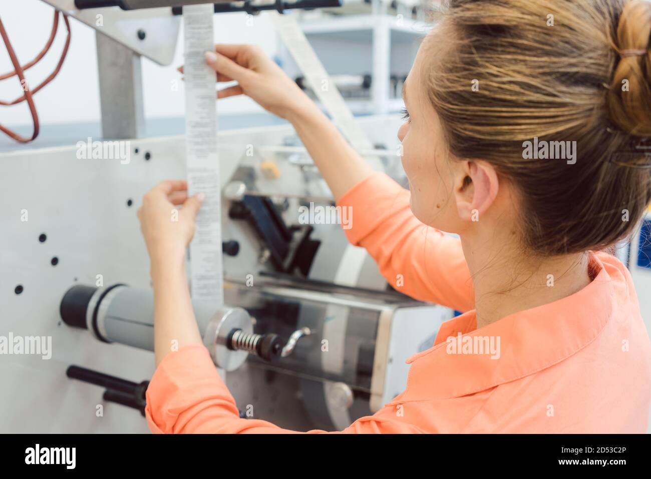 Qualitätskontrolle in der Etikettendruckerei Stockfoto