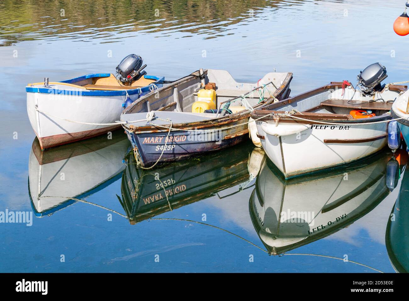 Kleine Boote spiegeln sich in ruhigem Wasser Stockfoto