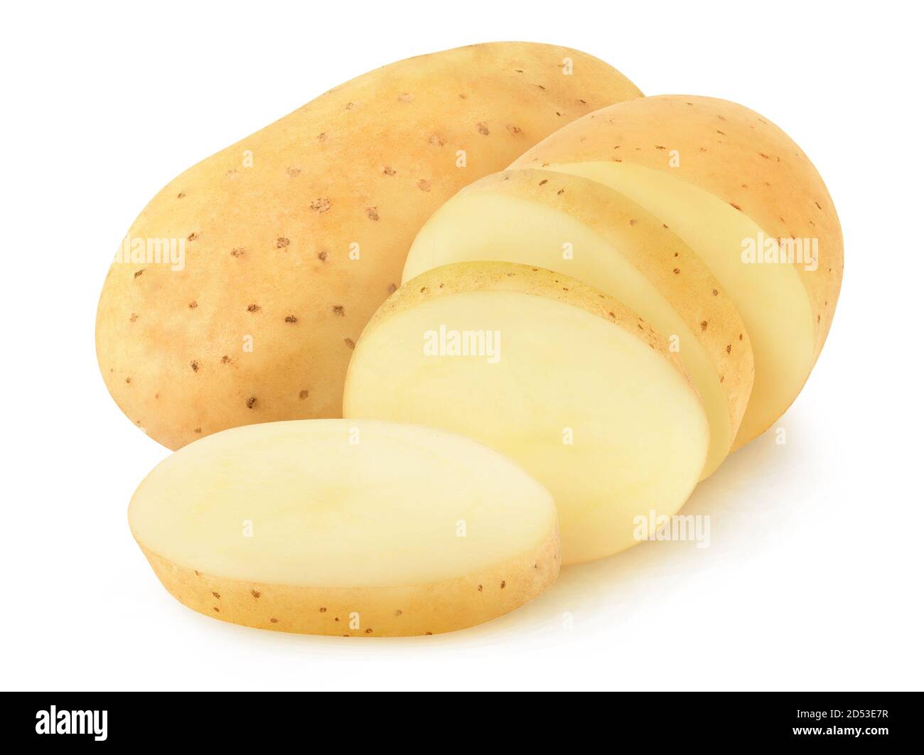 Isolierte gewaschene Kartoffeln. Eine ganze rohe Kartoffel und eine in Stücke geschnitten isoliert auf weißem Hintergrund Stockfoto