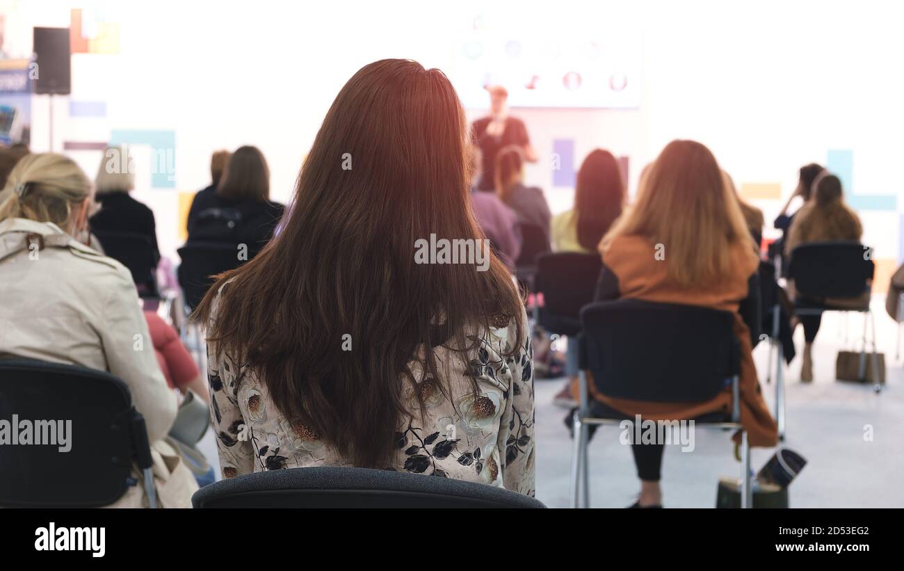 Business Woman und die Menschen hören auf der Konferenz. Bild horizontal Stockfoto