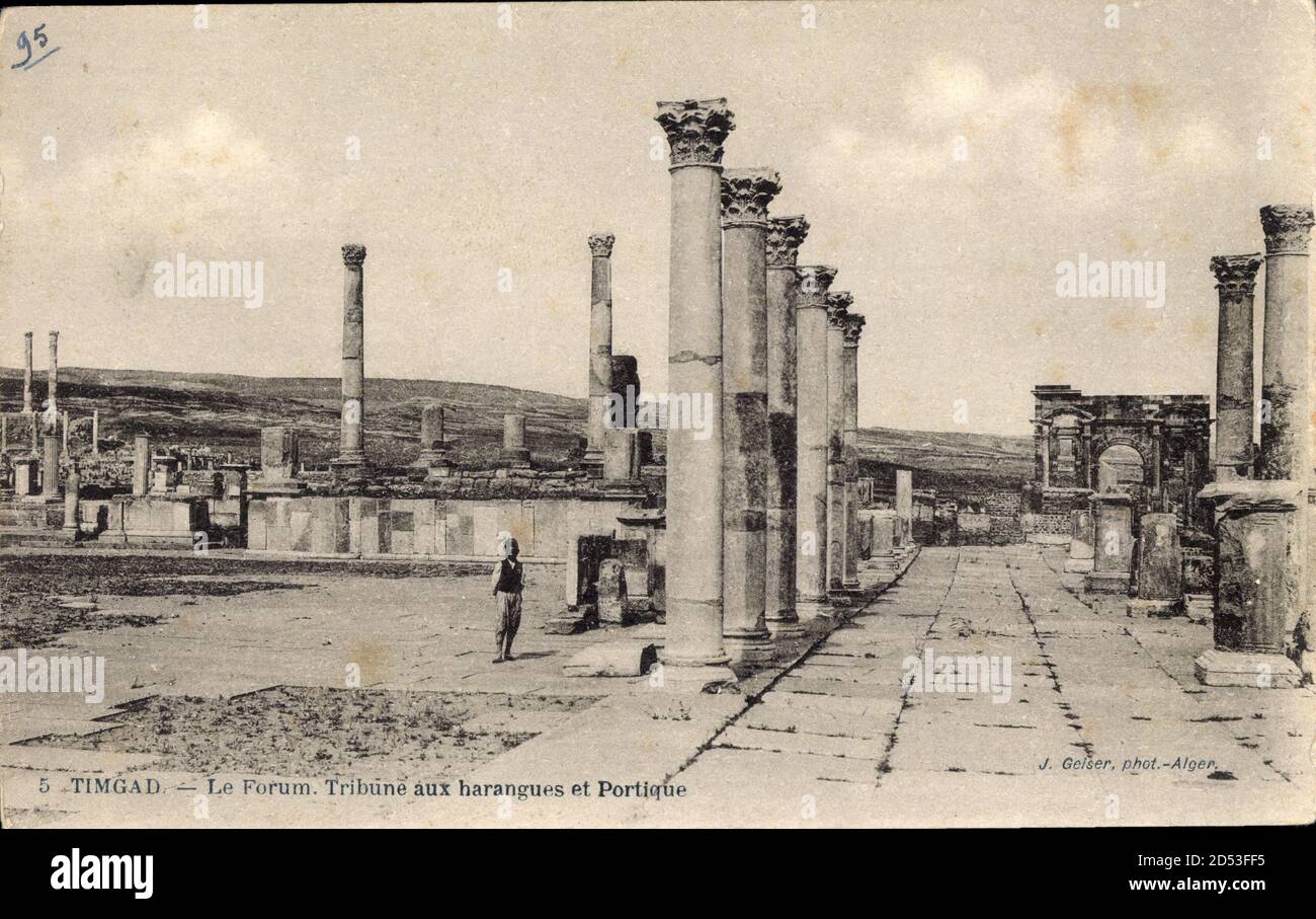 Timgad Algerien, Le Forum, Tribune aux harangues et Portique, Säulen – weltweite Nutzung Stockfoto