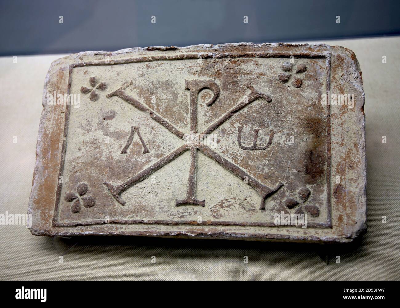 Alte römische Backstein. Stempel mit dem Chiro Symbol und Alpha & Omega Zeichen. Terrakotta. 4.-5. Cent. ANZEIGE MAC, Barcelona, Spanien Stockfoto