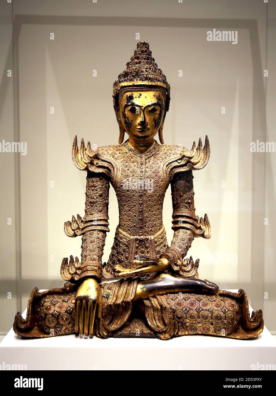Gekrönte Buddha-Statue. 19. Cent. Birma (Myanmar). Gold lackiertes Holz mit Glaseinlage. Museum der Kulturen der Welt. Barcelona. Spanien. Stockfoto