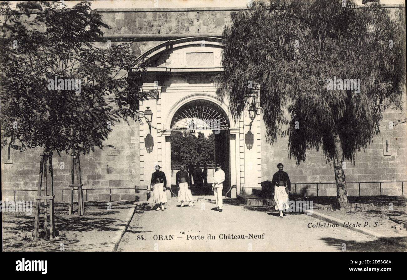 Oran Algerien, Porte du Château Neuf, Passanten am Tor Stockfoto