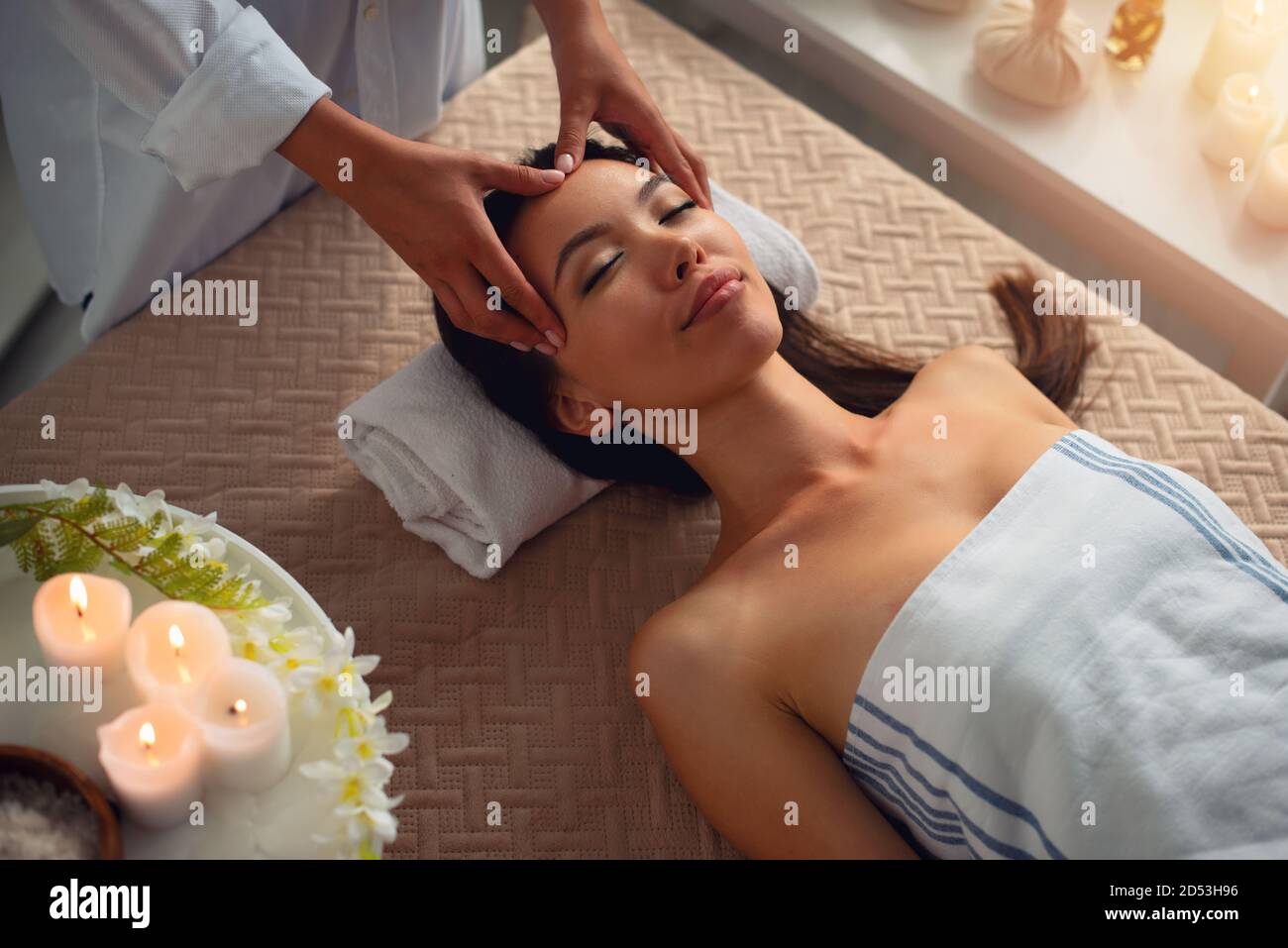 Frau entspannen Sie bei einer Massage im Wellnesscenter Stockfoto