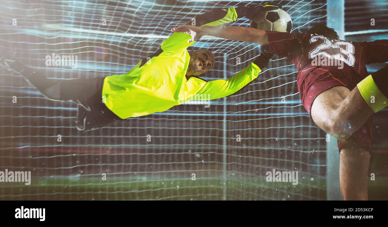 Fußball-Torwart, in fluoreszierender Uniform, macht einen Save auf einen nahen Kopfschuss des Angreifers Stockfoto