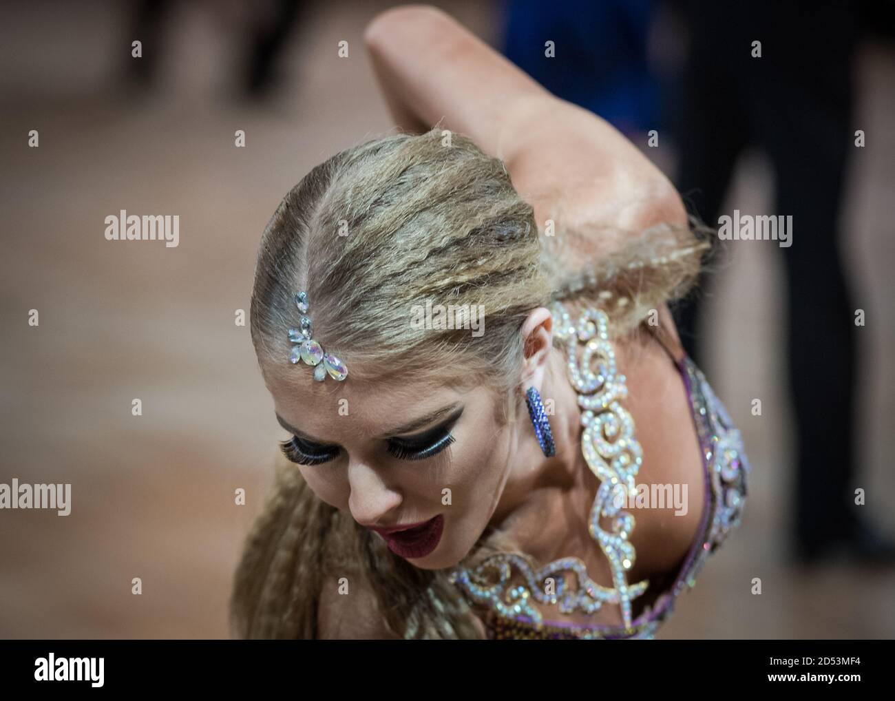 ANKARA, TÜRKEI - 04. NOVEMBER 2017: Die Teilnehmer messen sich im Tanzsport für die METU Open 2017. Ein internationales Turnier beinhaltet WDSF International Open Stan Stockfoto
